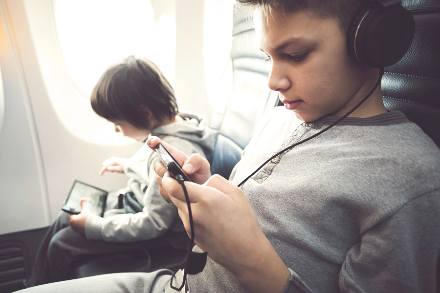 Viajar niños y bebés en avión Vueling